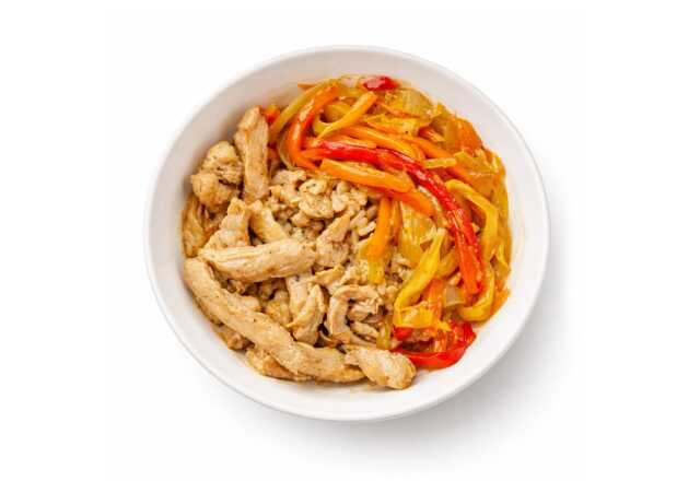 Удон с курицей и овощами охлажденный