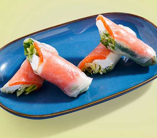 Двойной спринг-ролл с форелью, сливочным сыром и соусом понзу