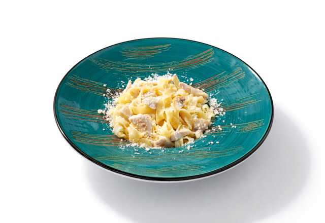 Фетучини с курицей и грибами