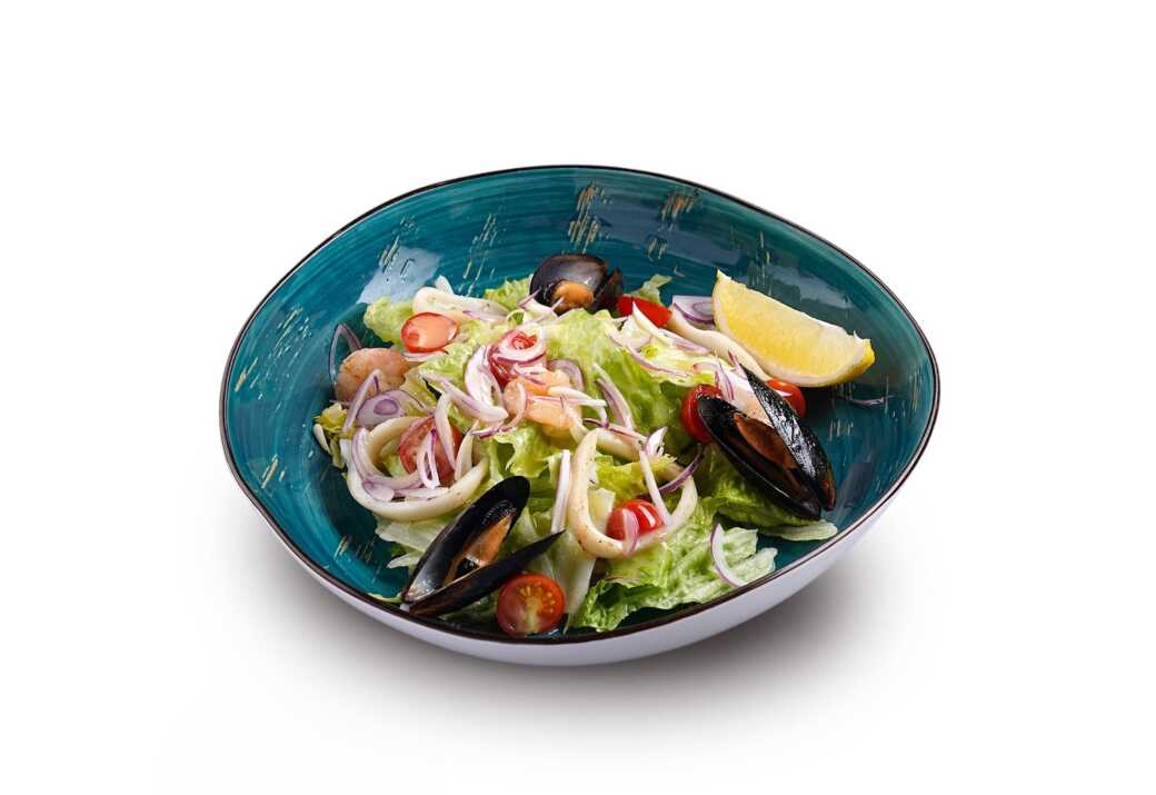 Тёплый салат с морепродуктами