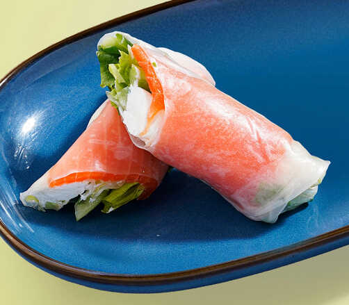 Спринг-ролл с форелью, сливочным сыром и соусом понзу