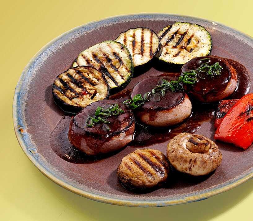 Медальоны из свинины с беконом и овощами