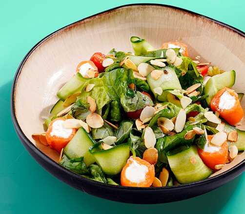 Салат с форелью, сливочным сыром и соусом медовый юдзу